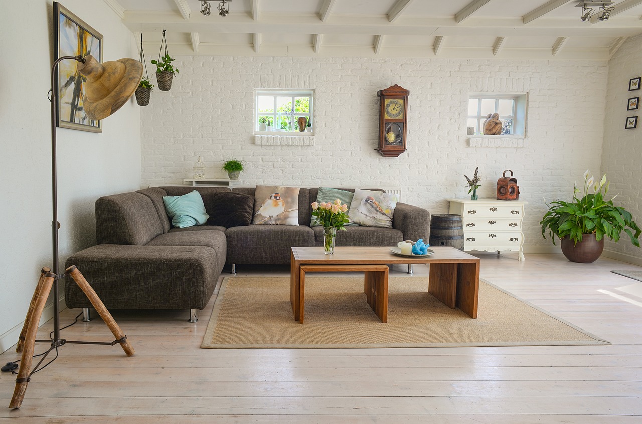 Minimalistische woonkamer met Aziatische kunststukken.