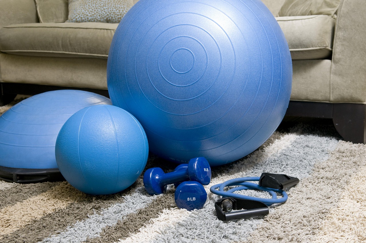 Minimalistische homegym met geïntegreerde technologieën.